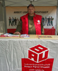 Matthias Steinhäuser, Vorsitzender des Ortsverbandes Hamburg-Mitte, an einem Infostand der IG BAU Matthias Steinhäuser, Vorsitzender des Ortsverbandes Hamburg-Mitte, an einem Infostand der IG BAU