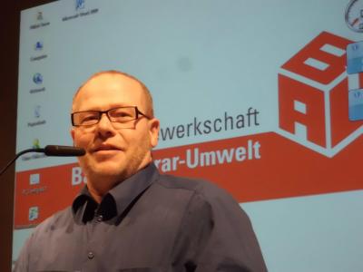 Matthias Maurer, Vorsitzender der IG BAU Hamburg vor einer Leinwand Matthias Maurer, Vorsitzender der IG BAU Hamburg vor einer Leinwand