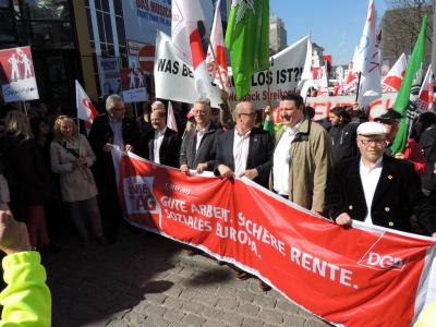Demospitze am 1. Mai 2013, u.a. mit Bürgermeister Olaf Scholz und Matthias Maurer, dem Vorsitzenden der IG BAU Hamburg Demospitze am 1. Mai 2013, u.a. mit Bürgermeister Olaf Scholz und Matthias Maurer, dem Vorsitzenden der IG BAU Hamburg