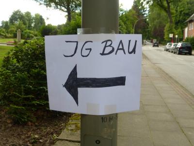 Schild mit Pfeil nach links und Schriftzug "IG BAU" Schild mit Pfeil nach links und Schriftzug "IG BAU"