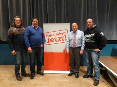 Drei Betriebsräte der Firma Holst mit Gregor Gysi und dem Slogan "Faire Arbeit jetzt!" Drei Betriebsräte der Firma Holst mit Gregor Gysi und dem Slogan "Faire Arbeit jetzt!"