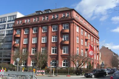 Foto vom Bundeshaus in der Jungestraße, darüber blauer Himmel Foto vom Bundeshaus in der Jungestraße, darüber blauer Himmel